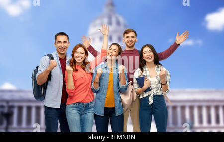 Allievi felici celebra oltre capitol building Foto Stock