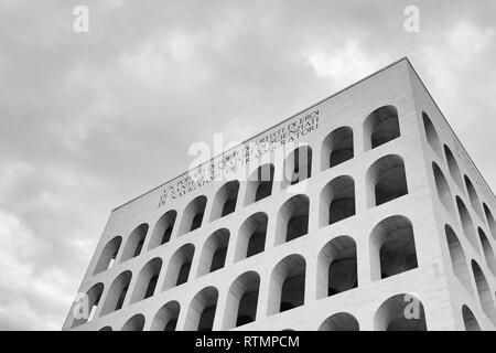 Palazzo della Civilta Italiana (Colosseo Quadrato) a Roma, Italia. L'epigrafe recita: 'una nazione dei poeti e degli artisti, degli eroi, dei santi, di sottile Foto Stock