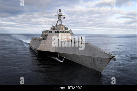 Stati Uniti Navy indipendenza variante Littoral Combat Ships USS Manchester durante gli esercizi nell'Oceano Pacifico orientale Febbraio 27, 2019 al largo della costa della California. Foto Stock