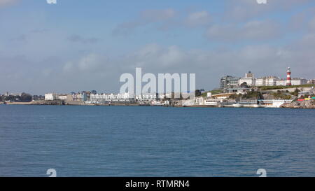 Plymouth, Devon, Regno Unito.1 Marzo, 2019. Vista di Plymouth Hoe da Mountbatten frangiflutti. La zappa è uno dei più popolari attrazioni turistiche in tela Foto Stock