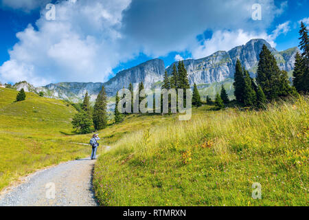 A piedi attraverso un prato di fiori alla Eggstock, Svizzera Foto Stock