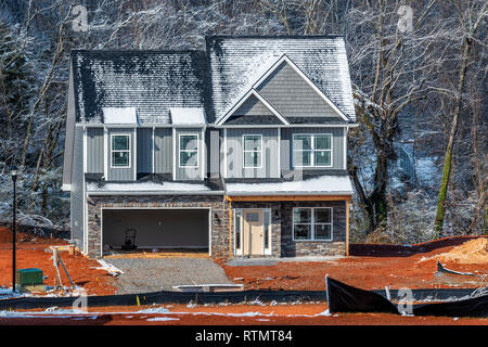 Inquadratura orizzontale della parte anteriore di una nuova di due-storia home sito in costruzione in inverno. Foto Stock
