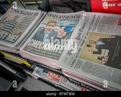 In primo piano della New York quotidiani su Giovedi, 28 febbraio 2019 un rapporto sul giorno precedente la testimonianza di ex avvocato a Donald Trump, Michael Cohen ad una audizione del congresso. (© Richard B. Levine) Foto Stock