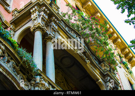 Elementi di architettura delle vie centrali di Milano in Italia. Foto Stock