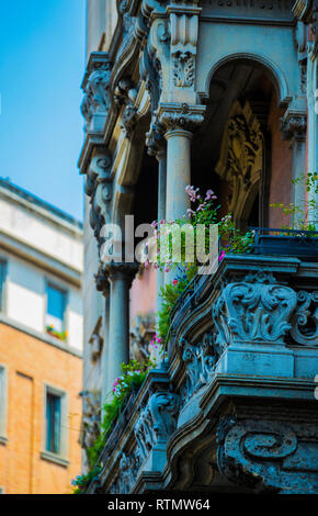 Elementi di architettura delle vie centrali di Milano in Italia. Foto Stock