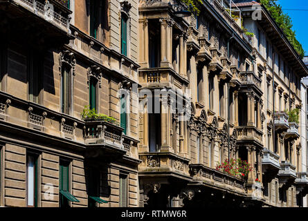 Elementi di architettura delle vie centrali di Milano in Italia. Foto Stock