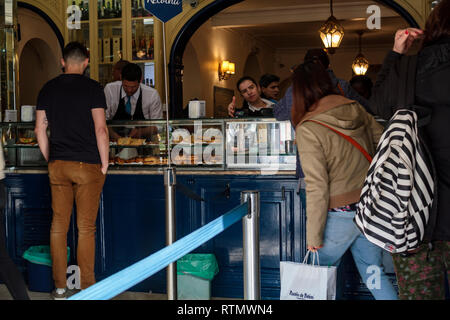 Lisbona, Portogallo - Febbraio, circa 2019: le persone all'interno della famosa panetteria di Lisbona chiamato Pasteis de Belem Foto Stock