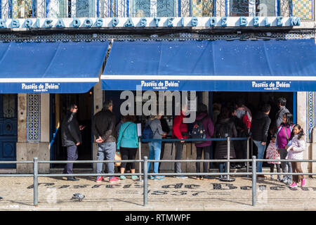Lisbona, Portogallo - Febbraio, circa 2019: persone coda nella parte anteriore del famoso Pasteis de Belem panificio a Lisbona Foto Stock