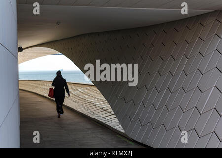 Il museo di arte contemporanea il passaggio con vista sul fiume Tago Foto Stock