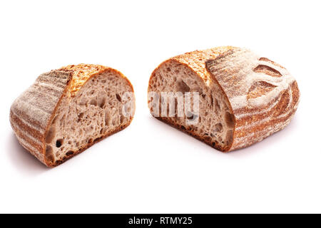 Tutta la pasta madre di grano pane appena sfornato su sfondo bianco. Foto Stock