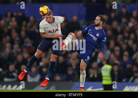 Toby Alderweireld del Tottenham Hotspur cancella il tutto da Gonzalo Higuain del Chelsea - Chelsea v Tottenham Hotspur, Premier League, Stamford Bridge, Foto Stock