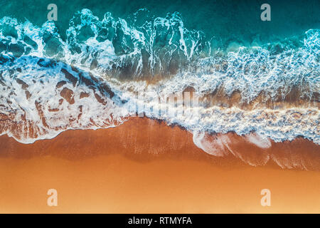 Vista aerea delle onde del mare e la spiaggia di sabbia. Foto Stock