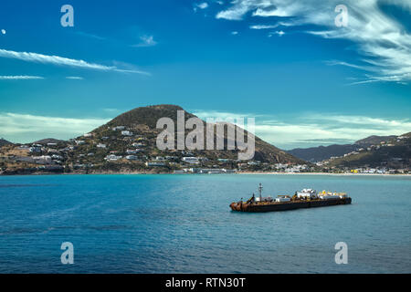 Una petroliera pesanti ormeggiato nella baia di Saint Martin Foto Stock