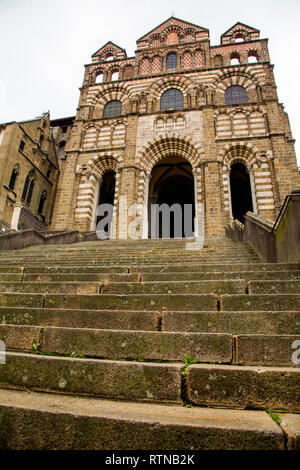 Le fasi che portano a Le Puy cattedrale in Francia Foto Stock