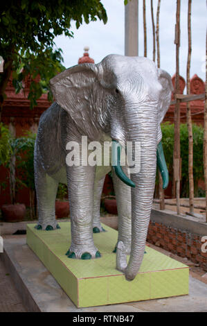 Bella elefante in argento al Wat Ounalom in Phnom Penh Cambogia Foto Stock