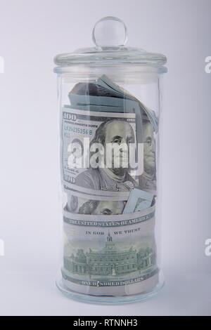 Composizione di dollari americani in un barattolo di vetro. Foto Stock