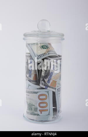 Composizione di dollari americani in un barattolo di vetro. Foto Stock