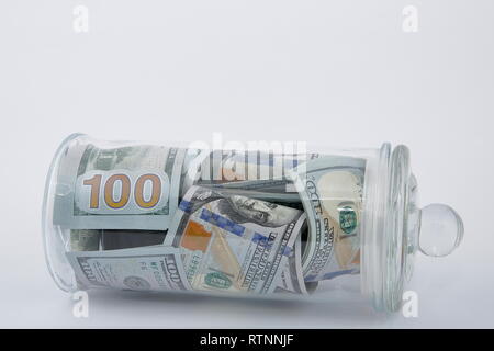 Composizione di dollari americani in un barattolo di vetro. Foto Stock