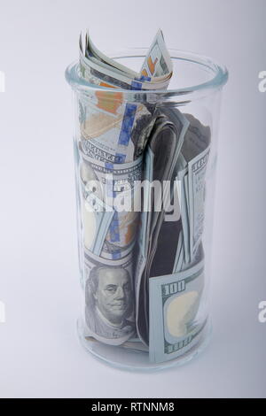 Composizione di dollari americani in un barattolo di vetro. Foto Stock