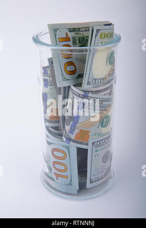 Composizione di dollari americani in un barattolo di vetro. Foto Stock