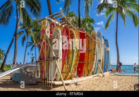 Noleggio surf shop su Waikiki Beach il 4 agosto 2016 a Honolulu, Stati Uniti d'America. La spiaggia di Waikiki si trova quartiere di Honolulu, il più noto per la sabbia bianca e surf Foto Stock