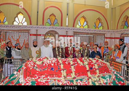 I devoti offrono 'chader' presso il Santuario del grande santo Hazrat Syed shah Abdullah Kermani in occasione dell annuale 472th Urs festival. Urs si tiene ogni anno per 5 giorni a Khustigiri Dargah Sharif in memoria del grande santo Hazrat Syed shah Abdullah Kermani, Urs è la conferenza delle religioni di esseri umani indipendentemente dalla casta & credi. Molti dei comuni cittadini di diversa religione posta chador sul santuario per la loro buona volontà. Khustigiri Dargah Sharif è il luogo della sacra tomba & azione santa del grande santo Hazrat Syed shah Abdullah Kermani. (Foto di Subhashis Basu/Pacific Stampa) Foto Stock