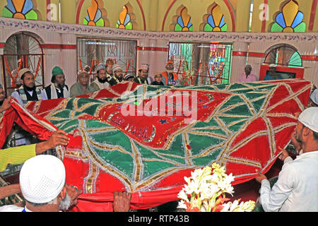 I devoti offrono 'chader' presso il Santuario del grande santo Hazrat Syed shah Abdullah Kermani in occasione dell annuale 472th Urs. Urs si tiene ogni anno per 5 giorni a Khustigiri Dargah Sharif in memoria del grande santo Hazrat Syed shah Abdullah Kermani, Urs è la conferenza delle religioni di esseri umani indipendentemente dalla casta & credi. Molti dei comuni cittadini di diversa religione posta chador sul santuario per la loro buona volontà. Khustigiri Dargah Sharif è il luogo della sacra tomba & azione santa del grande santo Hazrat Syed shah Abdullah Kermani. (Foto di Subhashis Basu/Pacific Stampa) Foto Stock