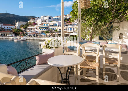 La vista dal ristorante sul mare nel pittoresco villaggio di Batsi sull'isola di Andros, Cicladi Grecia Foto Stock