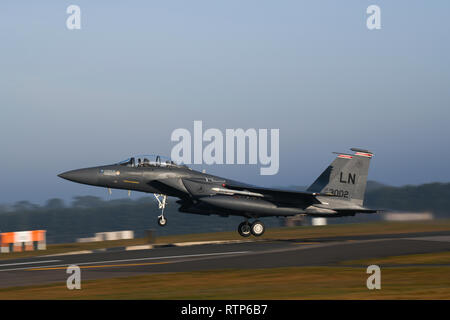 Royal Air Force Lakneheath 494th Fighter Squadron piloti di prepararsi a partecipare al MiAmigo settantacinquesimo anniversario flypast, RAF Lakenheath, Inghilterra, 22 febbraio 2019. Le otto aviatori volerà quattro F-15E Strike Eagles dipinta con i nomi degli uomini che scarificed la loro vita al Parco Endlcliffe, Inghilterra in 1944. (U.S. Air Force foto di Airman 1. Classe Shanice Williams-Jones) Foto Stock