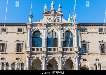 VICENZA, Italia - 29 dicembre 2018: Chiesa San Vincenzo nella centrale Piazza dei Signori di Vicenza, Italia. Foto Stock