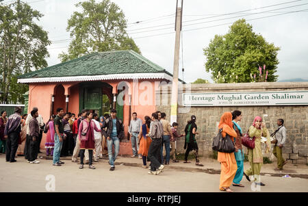 Il Shalimar Bagh, Mughal giardino, 10 Gennaio 2019: Turistica la gente camminare al di fuori di Shalimar Bagh di orticoltura, chiamato anche "Corona di Srinagar', loca Foto Stock