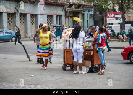 L'Avana, Cuba - 19 Gennaio 2013: una vista delle strade della città con il popolo cubano. Una pressione di stallo con spuntini cubano. Foto Stock