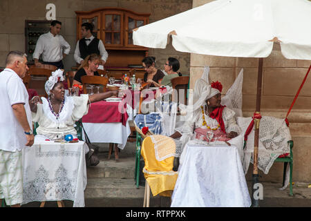 L'Avana, Cuba - 21 Gennaio 2013: una vista delle strade della città con il popolo cubano. Due afro-cubano donne in abiti tradizionali. Foto Stock