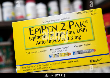 Un pacchetto contenente EpiPen (Epinefrina) prescrizione pharmaceuticals, fabbricato da Mylan, fotografato in una farmacia. Foto Stock