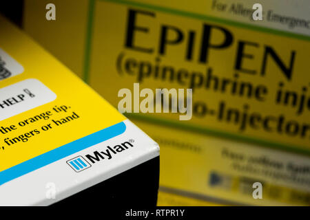 Un pacchetto contenente EpiPen (Epinefrina) prescrizione pharmaceuticals, fabbricato da Mylan, fotografato in una farmacia. Foto Stock