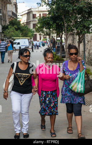 L'Avana, Cuba - 22 Gennaio 2013: una vista delle strade della città con il popolo cubano. Tre donne anziane andare e parlare. Foto Stock