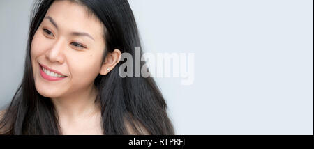 Colpo di Testa di rilassata fiducioso felice asiatica cinese tailandese donna sorridente con i capelli neri, trucco, felice fresco su sfondo bianco cercando Foto Stock