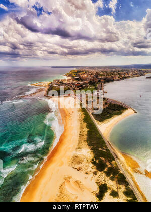 Ampio appartamento Nobbys testa dune di sabbia di capo della città di Newcastle su Australian Pacific Coast vicino al delta del fiume Hunter in verticale antenna vista panorama. Foto Stock