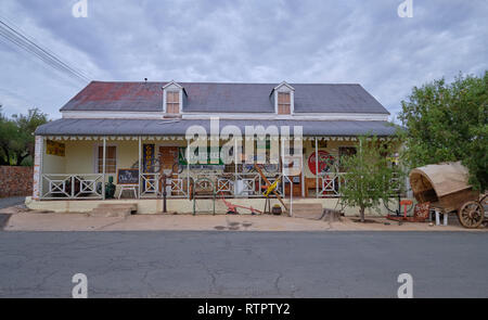 Tradizionale casa Karoo architettura. Vintage e negozio di antiquariato. In Prince Albert, Sud Africa Foto Stock