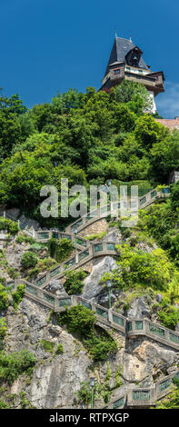 Graz, scale Schlossberg hill e città torre dell orologio Uhrturm, Austria Foto Stock