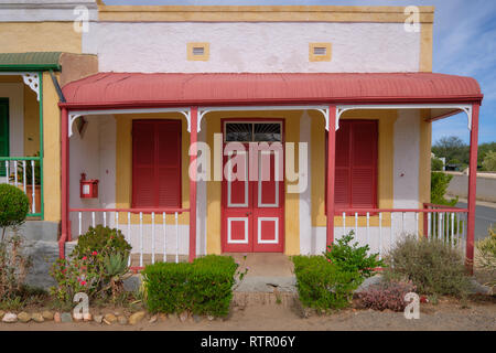Tradizionale casa Karoo architettura. Rosso e giallo tetto piatto house, con tenda storta. In Prince Albert, Sud Africa Foto Stock