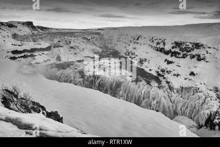 Immagine panoramica della cascata ghiacciata di Gullfoss, Islanda, Europa Foto Stock