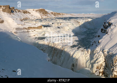 Immagine panoramica della cascata ghiacciata di Gullfoss, Islanda, Europa Foto Stock