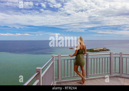 Felice backpacker donna alla piattaforma di avvistamento in Monkey Mia, Western Australia. Ragazza caucasica godendo di scogliere della costa dell'Oceano Indiano. Australian Outb Foto Stock