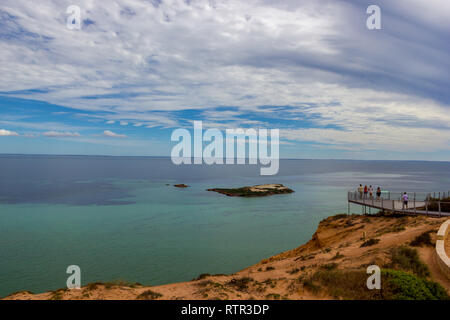 Un gruppo di turisti in una piattaforma di avvistamento in Monkey Mia, Western Australia. Ragazza caucasica godendo di scogliere della costa dell'Oceano Indiano. Australian Outba Foto Stock