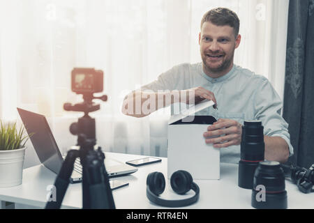 Social media technology influencer unboxing di registrazione video a casa Foto Stock