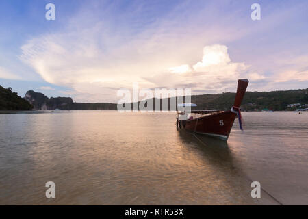 Tailandese tradizionale longtail boat a Phi Phi island , della Thailandia Foto Stock