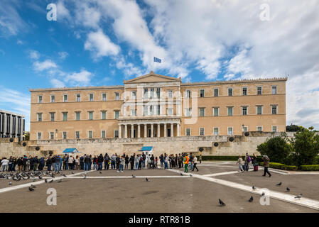 Atene, Grecia - 1 Novembre 2017: i turisti di fronte al palazzo del parlamento greco ad Atene, in Grecia. Foto Stock