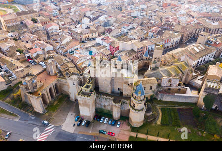 Il pittoresco paesaggio autunnale di Olite con imponente palazzo medievale dei Re di Navarra, Spagna Foto Stock