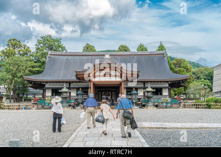 Kyoto, Giappone - 22 Agosto 2017 : persone in preghiera a Meicho-fare Hall di Otani mausoleo. Situato a Kyoto, Giappone Foto Stock